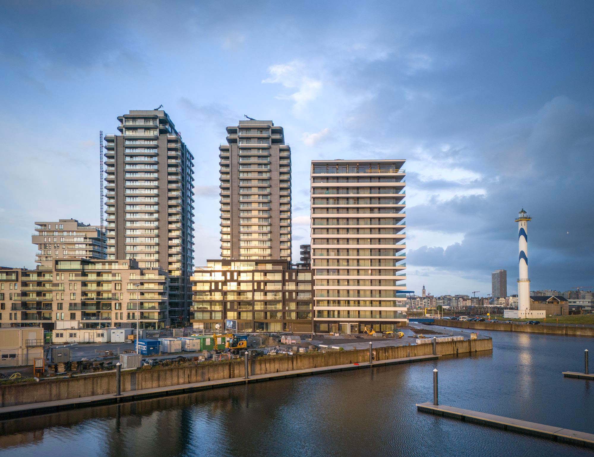 Dock 5 aan de rustige zijde van de Baelskaai — jachthaven, vuurtoren en Noordzee, Oosteroever Oostende (© Tim Fisher 2024)
